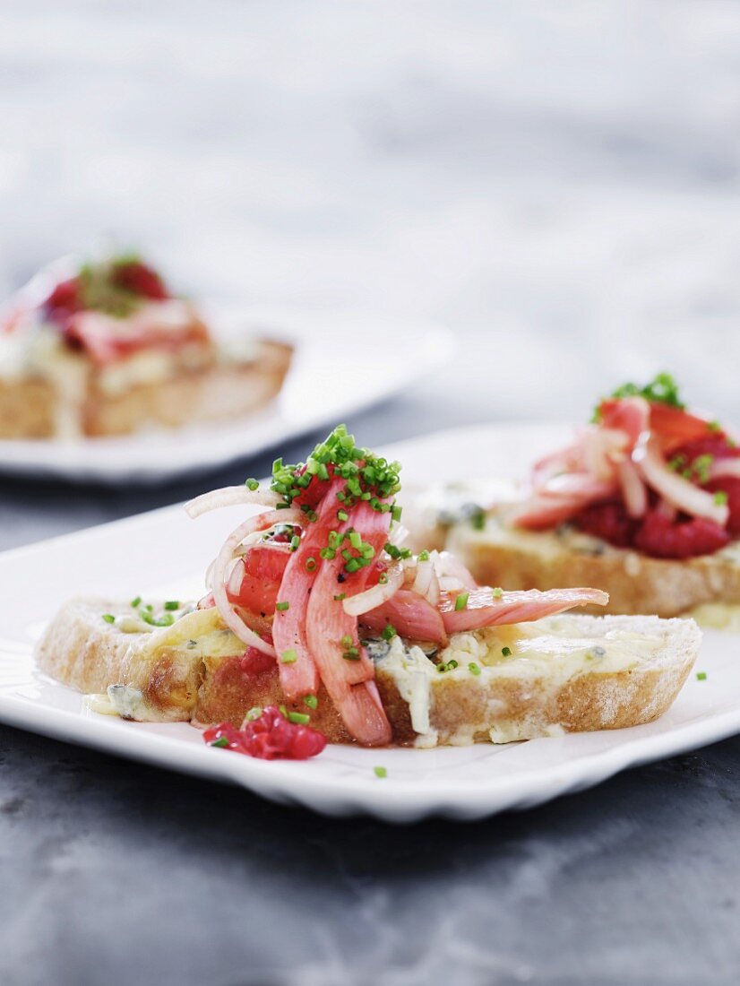 Käse-Crostini mit mariniertem Spargel-Himbeersalat