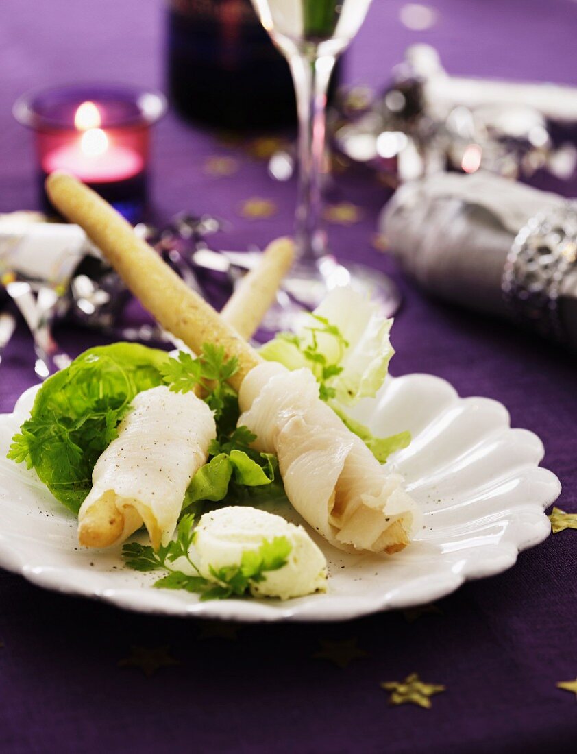 Heilbuttröllchen auf Salat mit Frischkäsecreme