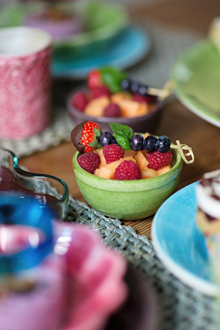 Obstsalat mit Heidelbeerspiess zum Frühstück