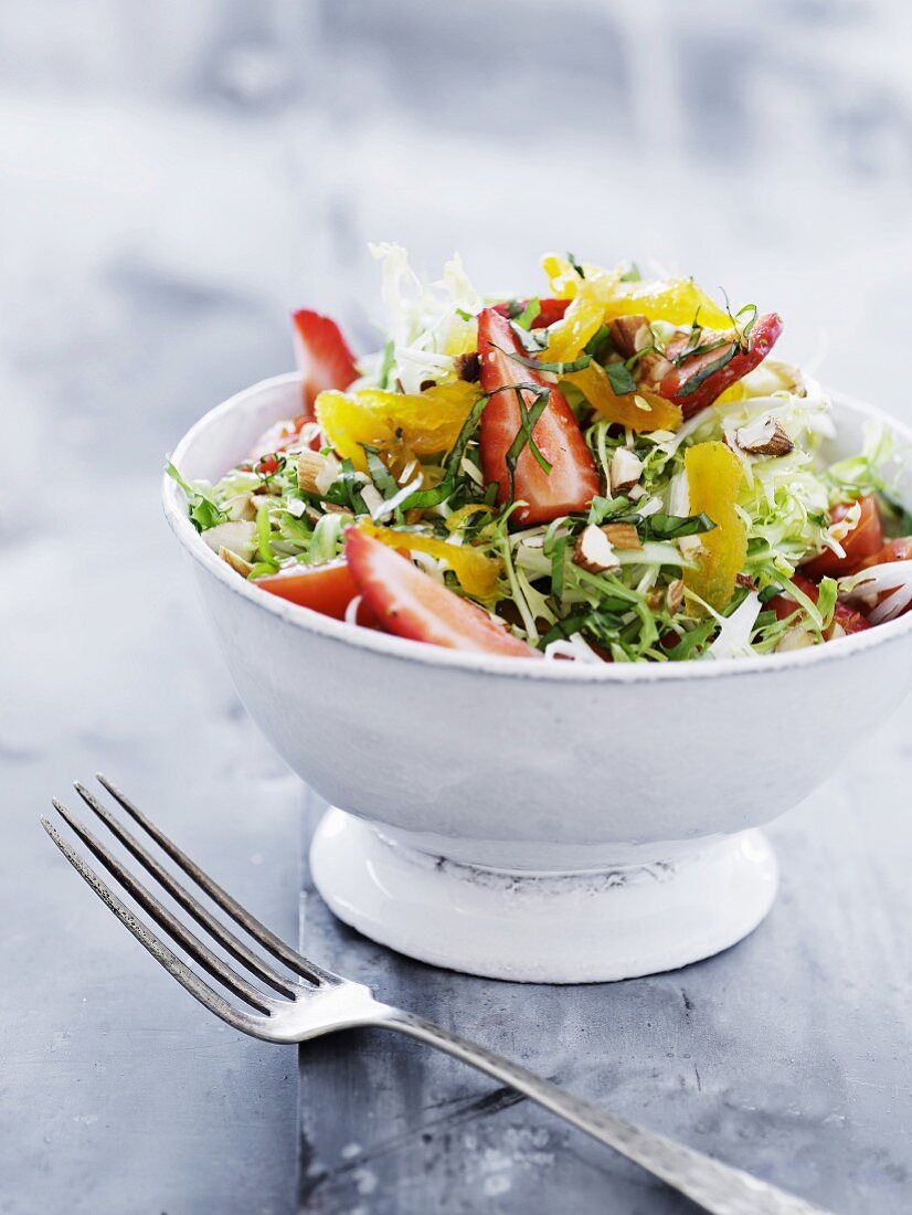 Gemischter Salat mit Erdbeeren