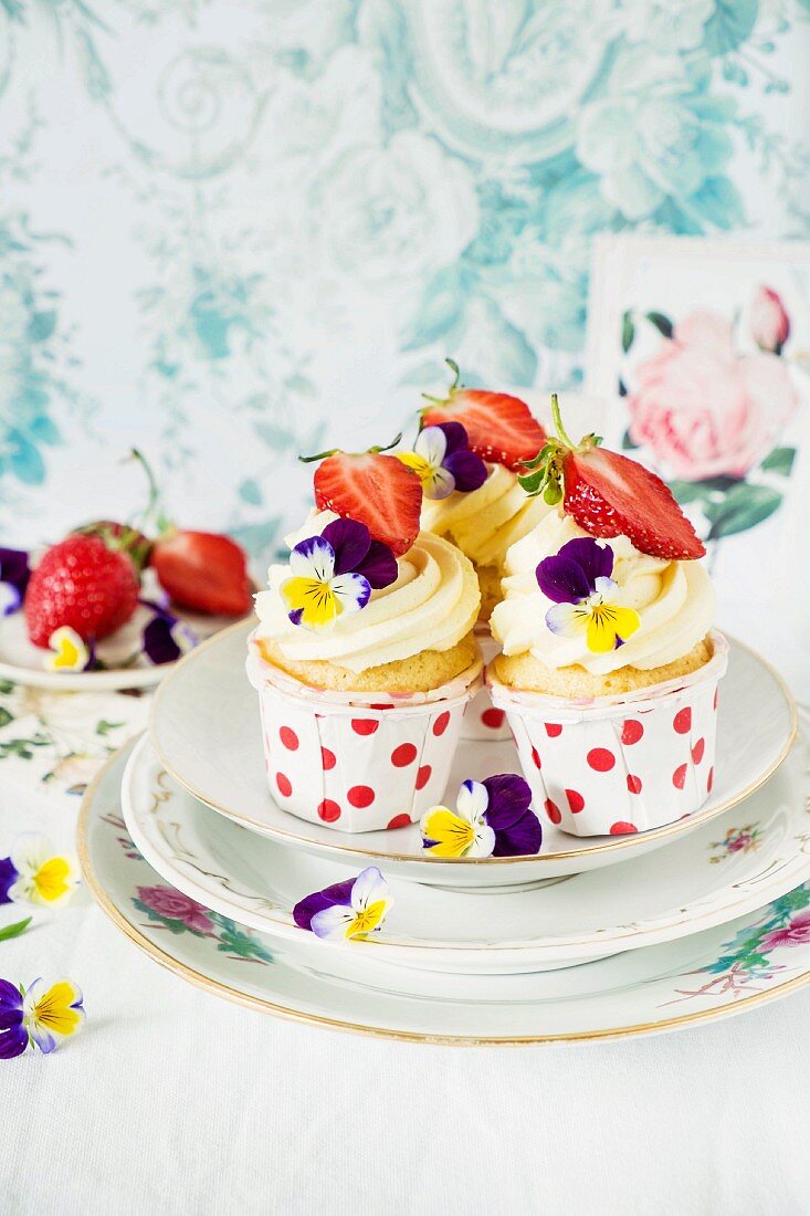 Erdbeer-Cupcakes verziert mit Hornveilchenblüten