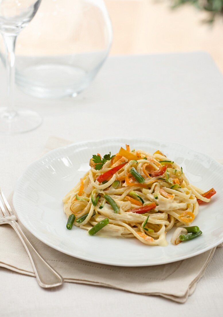 Fettuccini mit Paprika, Möhren, grünen Bohnen und Zucchini