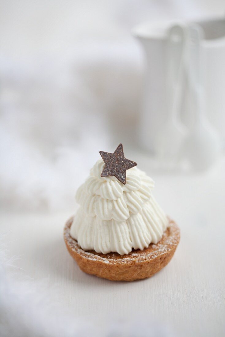 A shortcrust tartlet with plum jam and cream