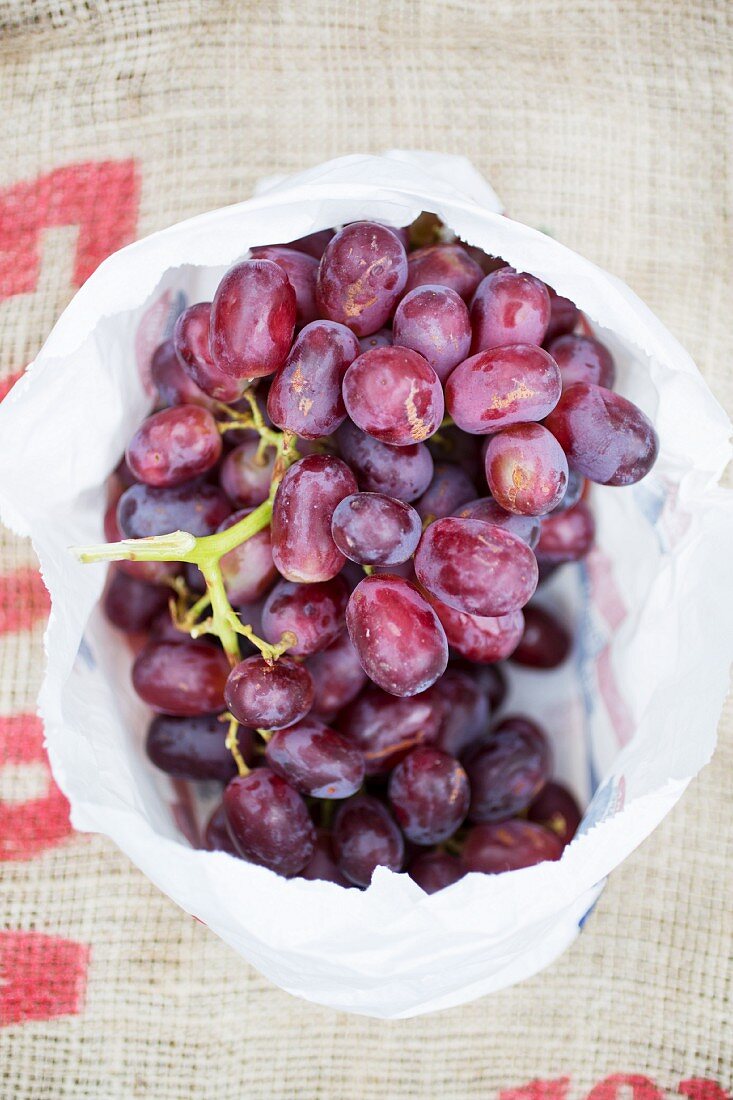 Rote Trauben in Plastiktüte