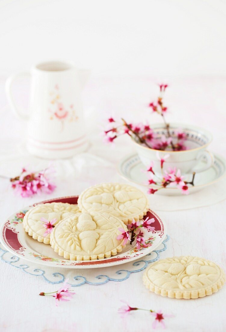 Springerle (anise biscuits with an embossed design) with spring flowers