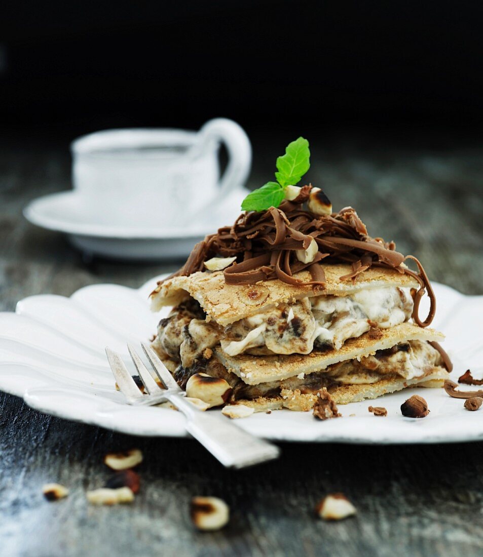 Schichtdessert mit Nusscreme, Backpflaumen und Schokoraspeln