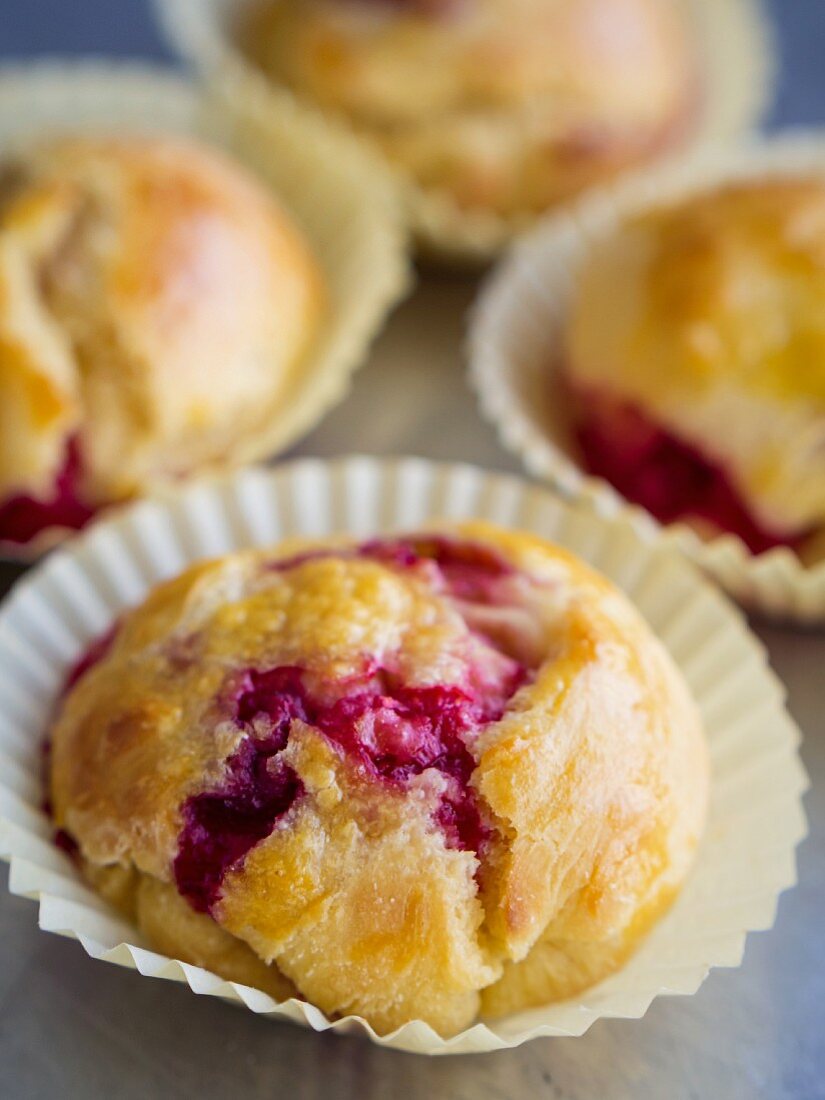 Mini yeast cakes with raspberries