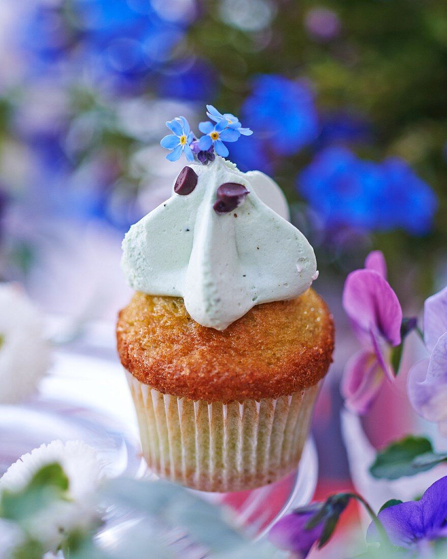 Ein Cupcake mit Cremehaube & Vergissmeinnichtblüten