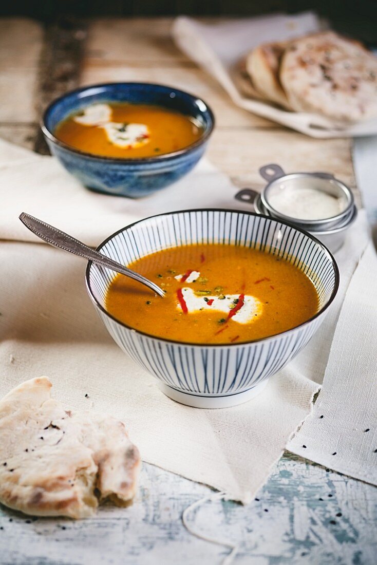 Würzige Karottensuppe mit Pistazienjoghurt und Naan-Broten