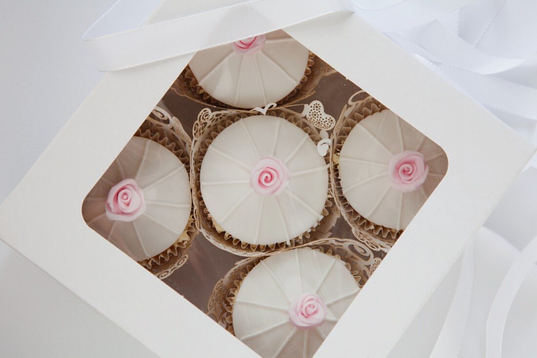 Hochzeits-Cupcakes in einer Geschenkschachtel