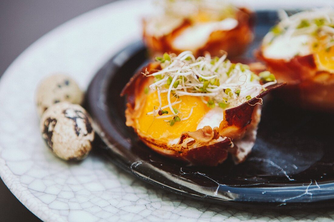 Pastry filled with Parma ham, fried eggs and bean sprouts