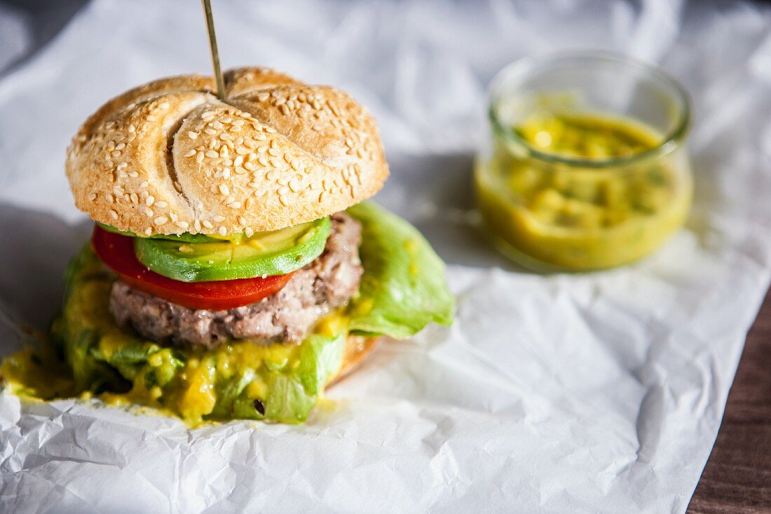 Hamburger mit Avocado und Mangocreme