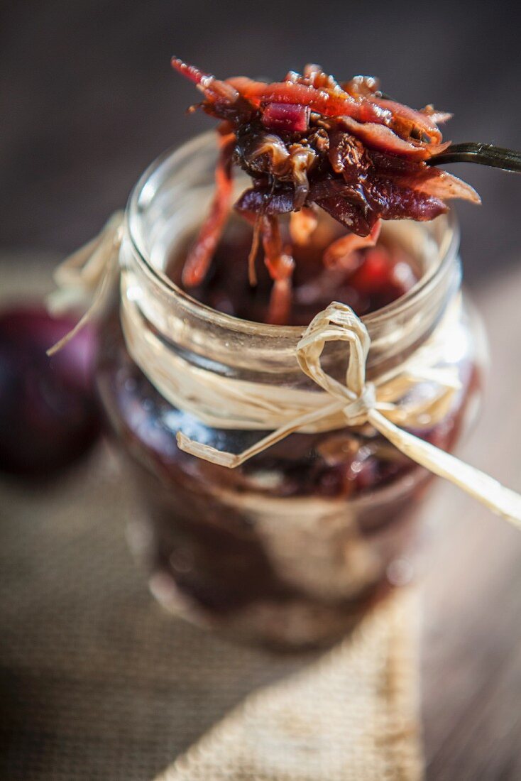 Zwiebelchutney im Einmachglas