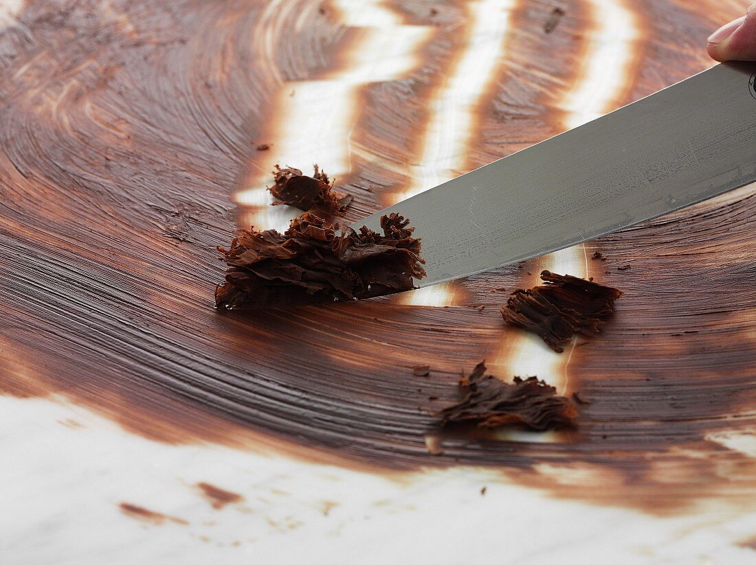 Schokoladenspäne mit Messer herstellen
