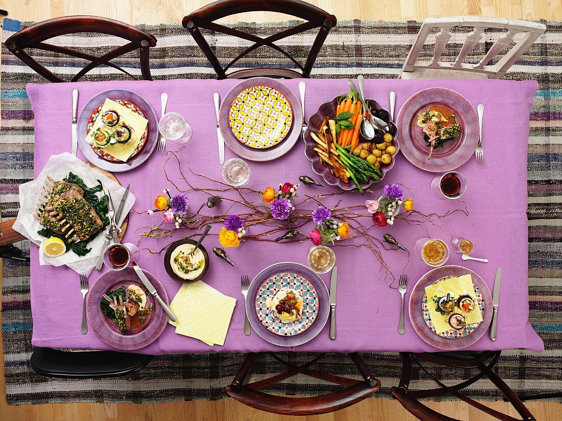 Blick von Oben auf frühlingshaft gedeckten Tisch mit pikanten & süssen Gerichten