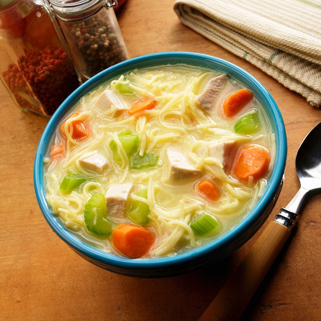 Hühnersuppe mit Eiernudeln, Staudensellerie und Karotten