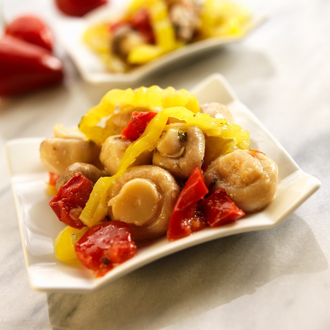 Marinierte Champignons mit roten und gelben Paprikaschoten (Spanien)