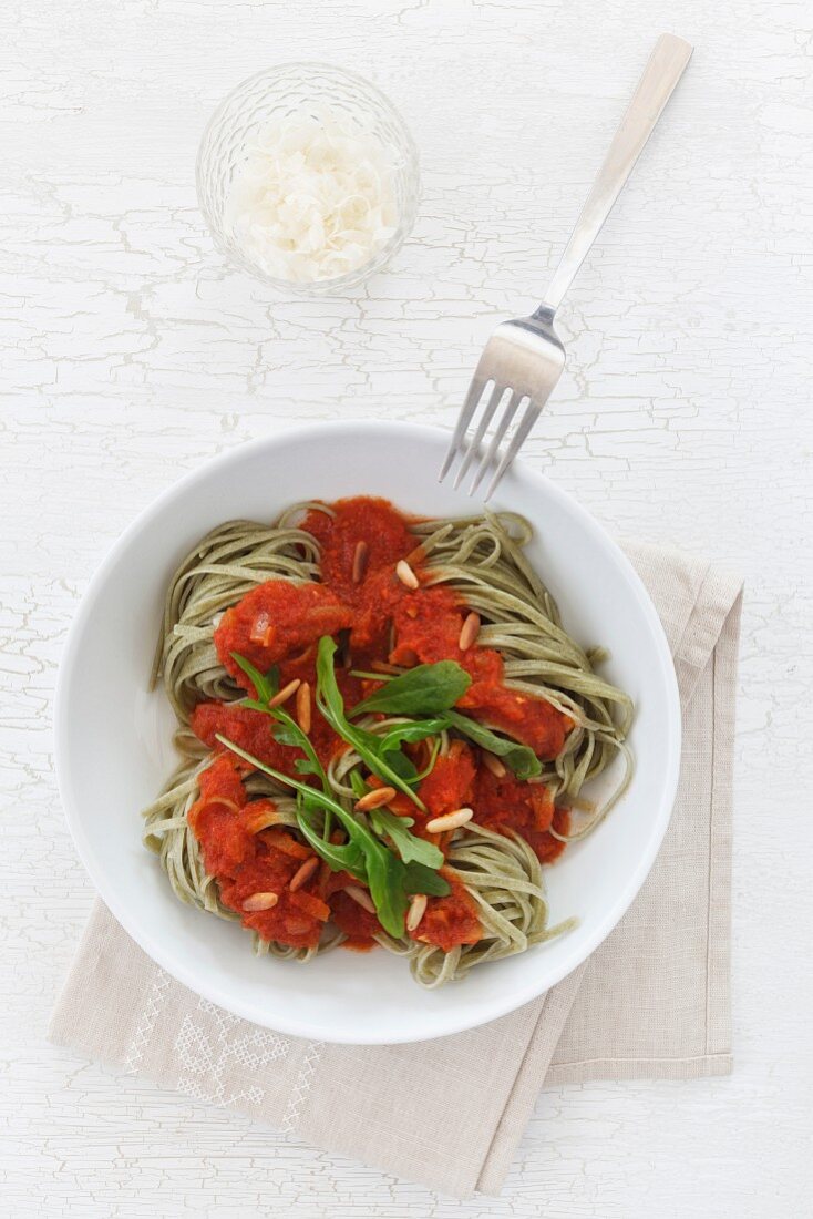 Rucola-Tagliolini mit Tomatensauce und Pinienkernen