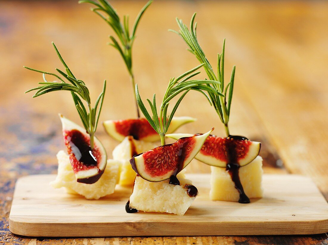 Cheese canapés with figs
