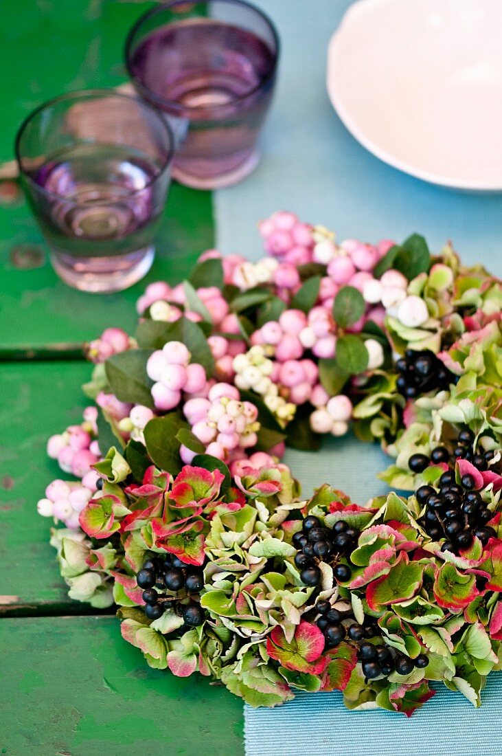 Herbstlicher Kranz aus Schneebeeren, Ligusterbeeren & Hortensienblüten