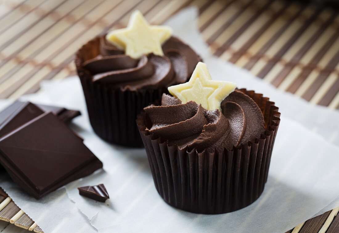 Dunkle Chocolate-Cupcakes mit Sternen aus weisser Schokolade