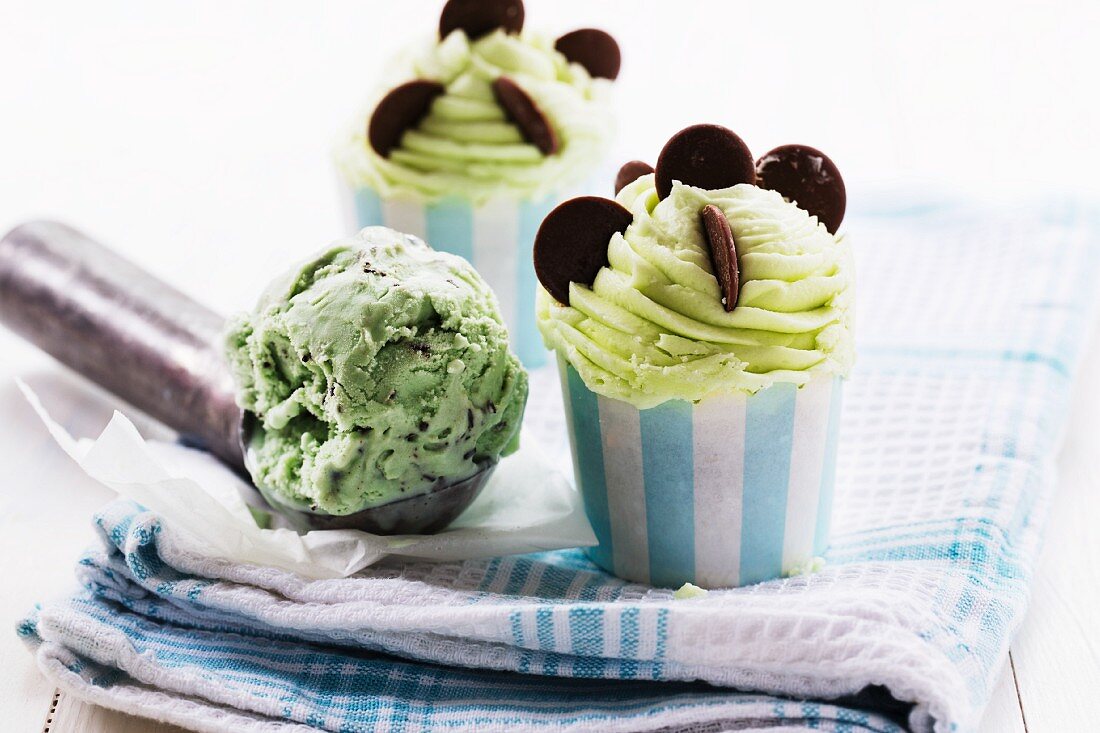 Schoko-Mint-Cupcakes mit Schokoladenplättchen und Minzeis