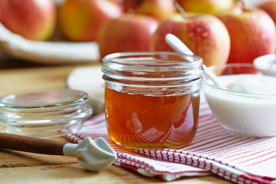 Honigglas, Joghurt und frische Äpfel
