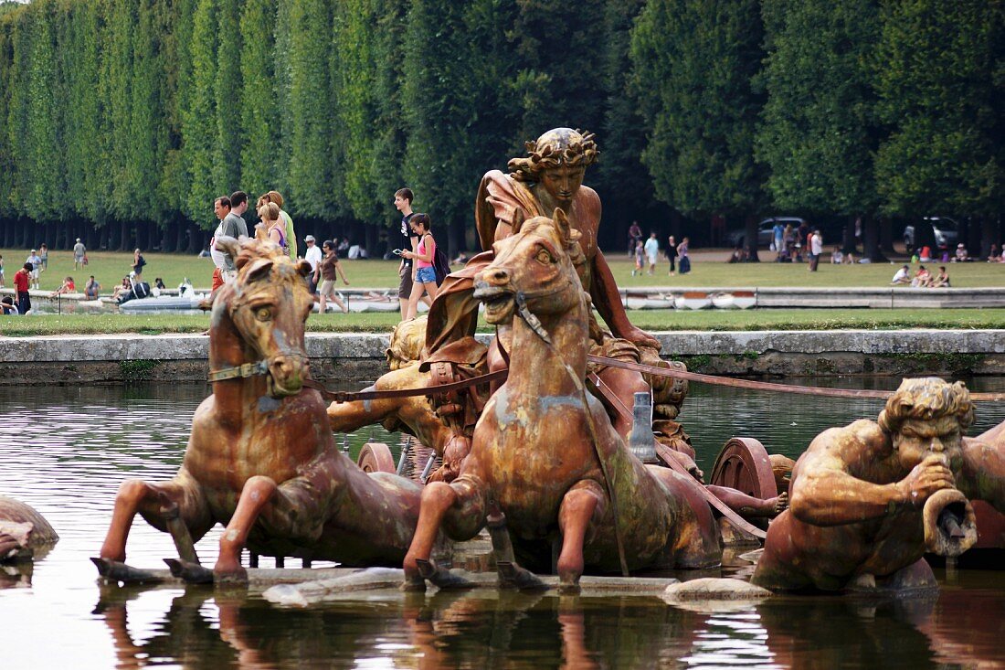 Pferdefiguren aus Metall im Apollo-Becken im Versailler Schlosspark