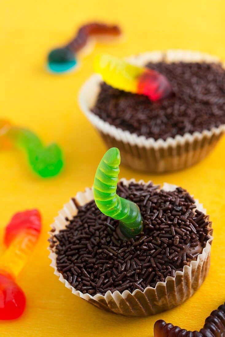 Zwei Schokoladencupcakes mit Gummiwürmern