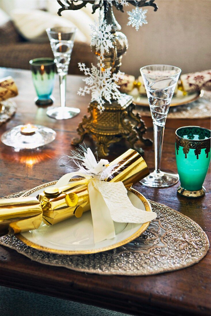 Weihnachtlich dekorierter Tisch mit Geschenkdeko auf Teller