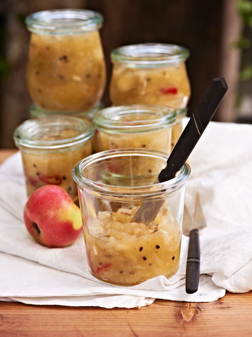 Apple chutney with cardamom and chilli