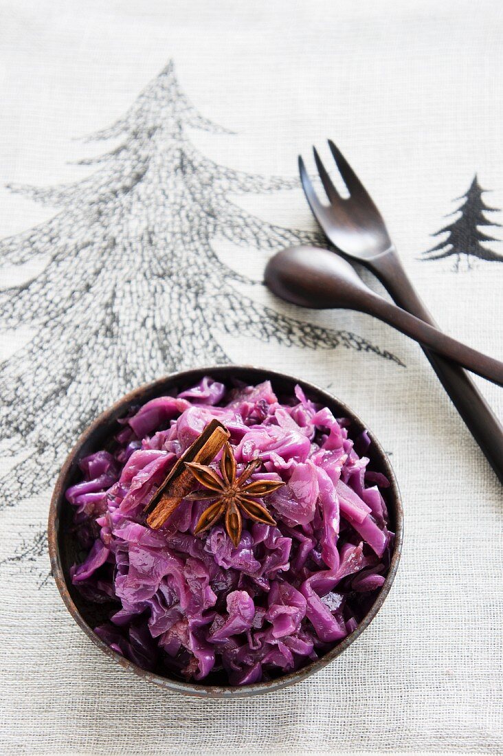 Red cabbage with cinnamon and star anise (Christmas)