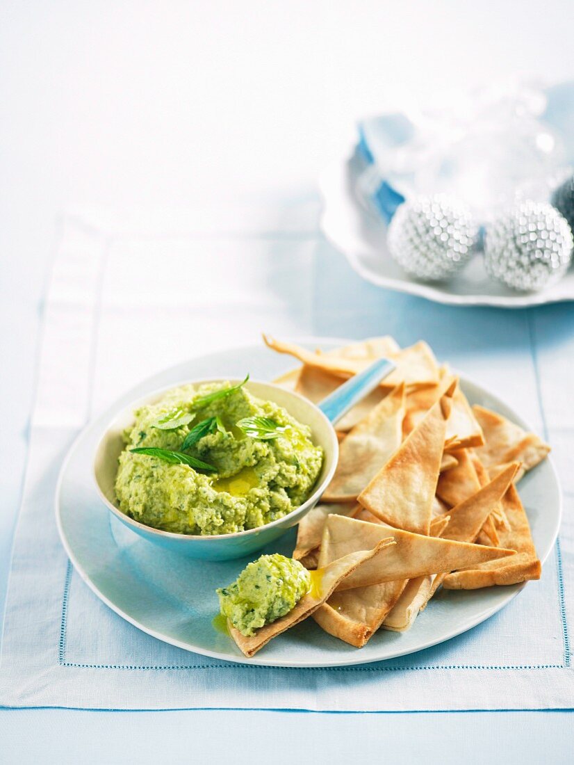 Bohnen-Feta-Dip mit Pitabrotecken zu Weihnachten