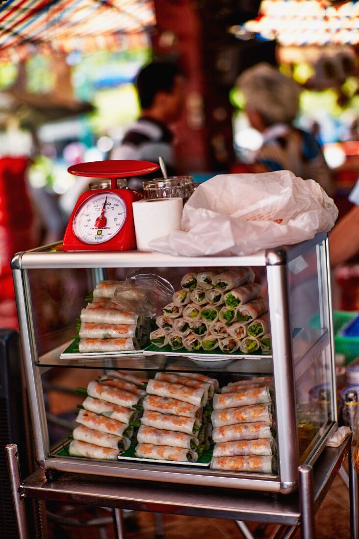 Verschiedene Frühlingsröllchen in einer Kühlvitrine am Markt (Saigon, Vietnam)