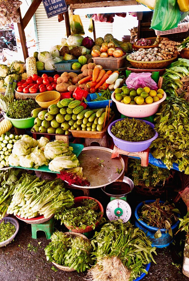 Gemüsestand auf einem Markt in Saigon (Vietnam)
