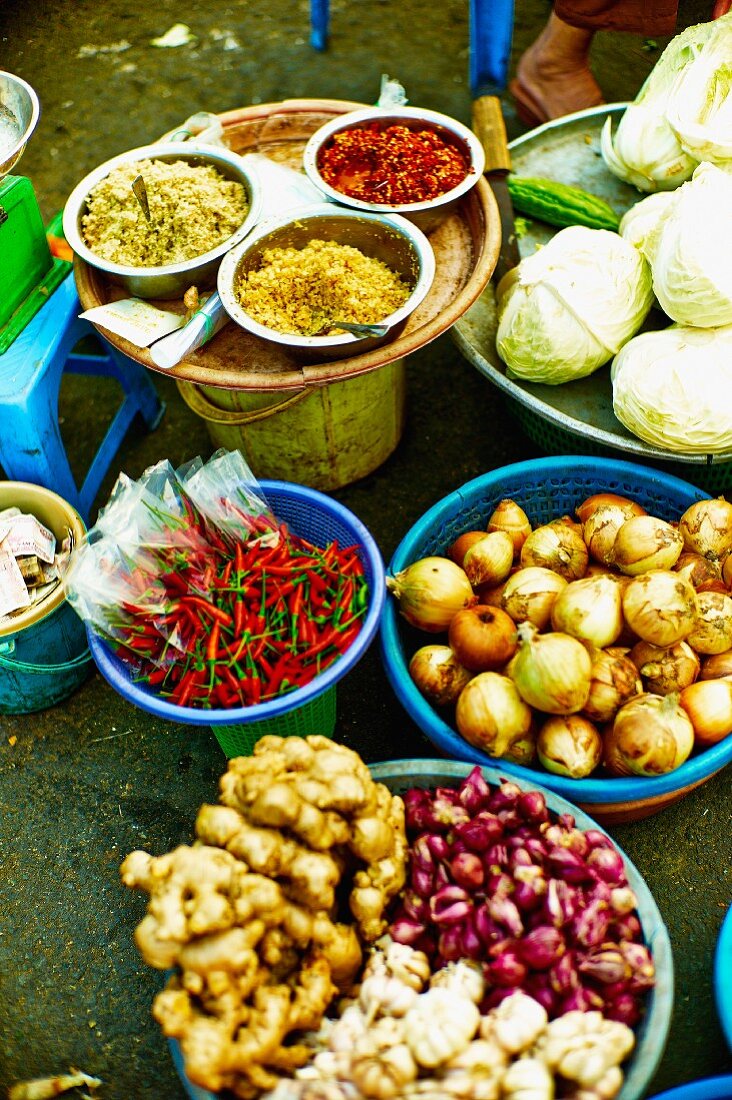 Verschiedene Gemüsesorten und Gewürze auf einem Markt in Saigon (Vietnam)