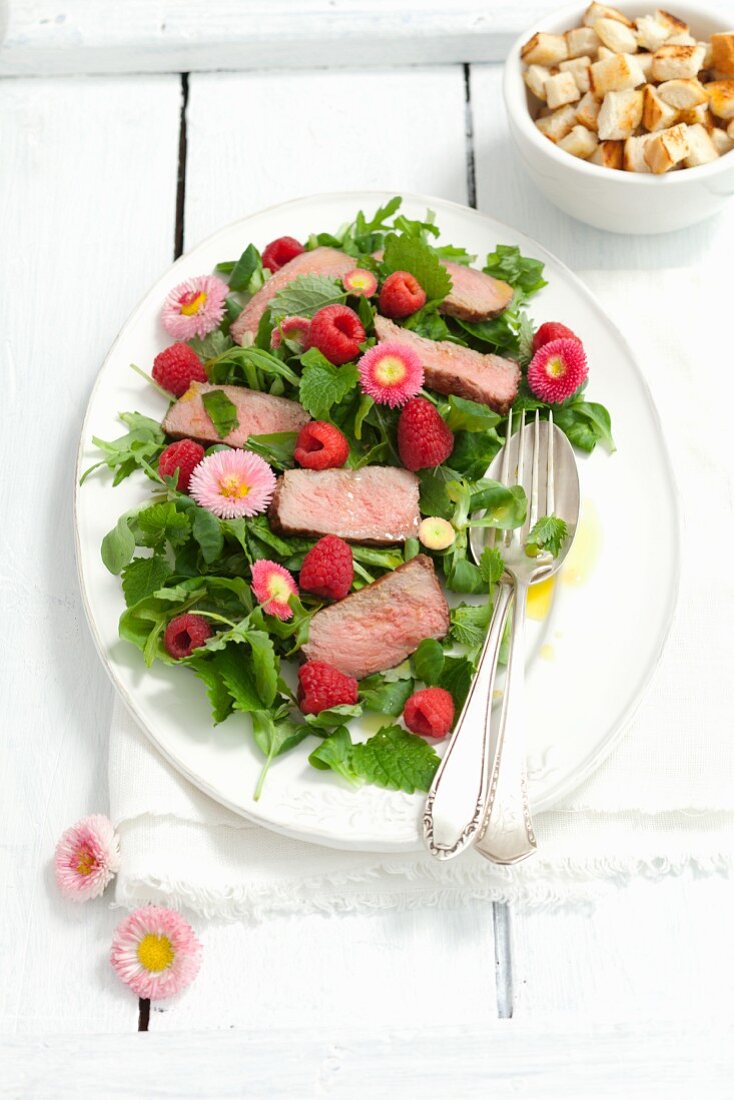 Rucolasalat mit Zitronenmelisse, Roastbeef, Himbeeren und Gänseblümchen