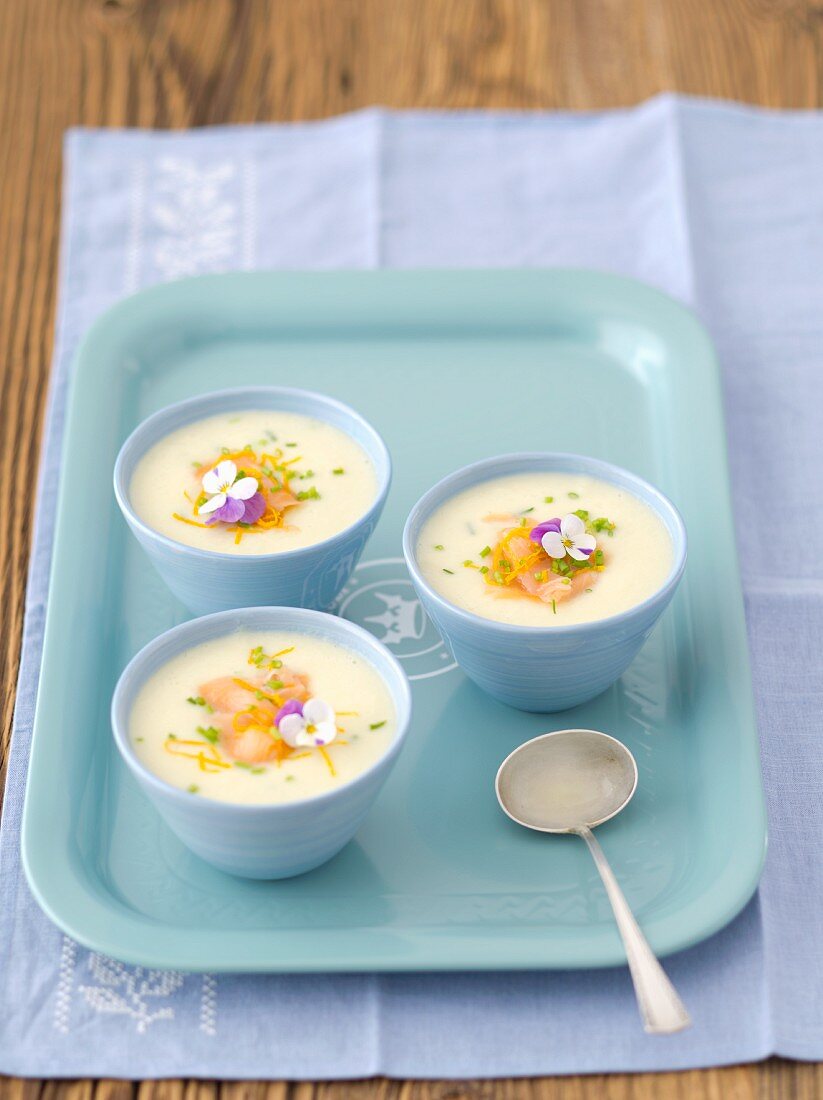 weiße Spargelcremesuppe mit Räucherlachs und Orangenzesten