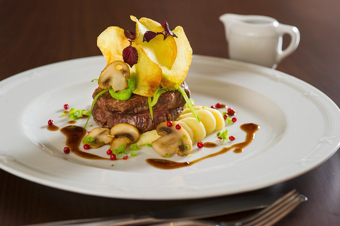 Rinderfilet mit Kartoffelchips und Pilzen