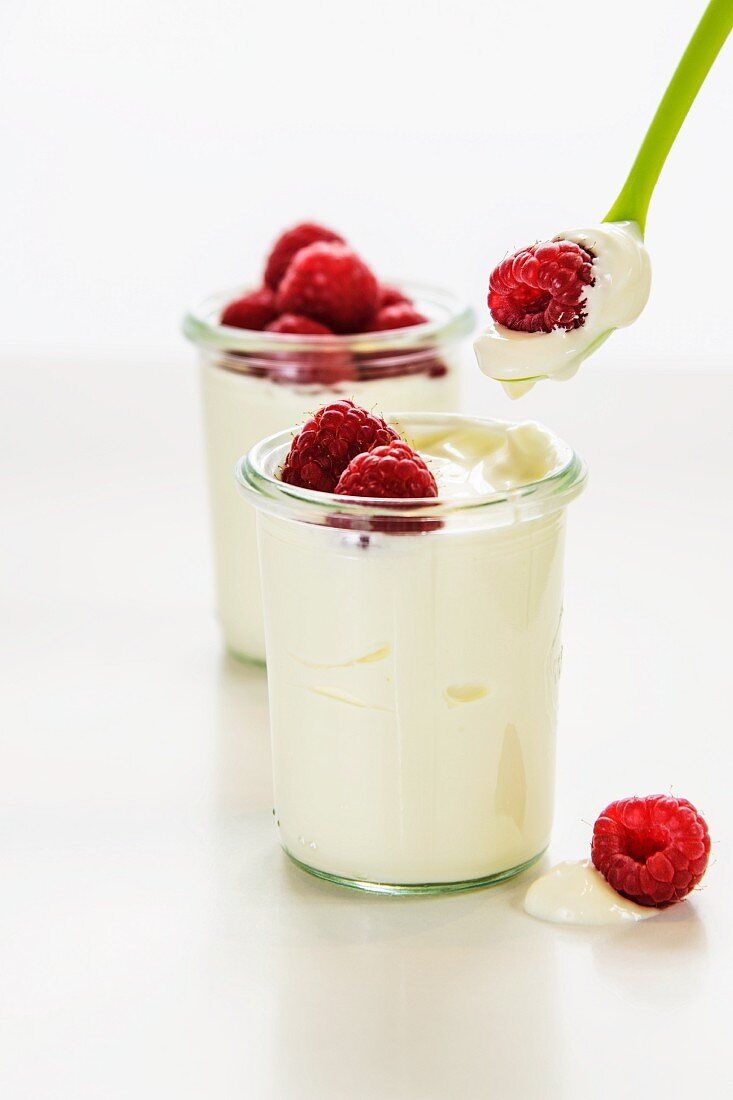 weiße Schokoladencreme mit Himbeeren