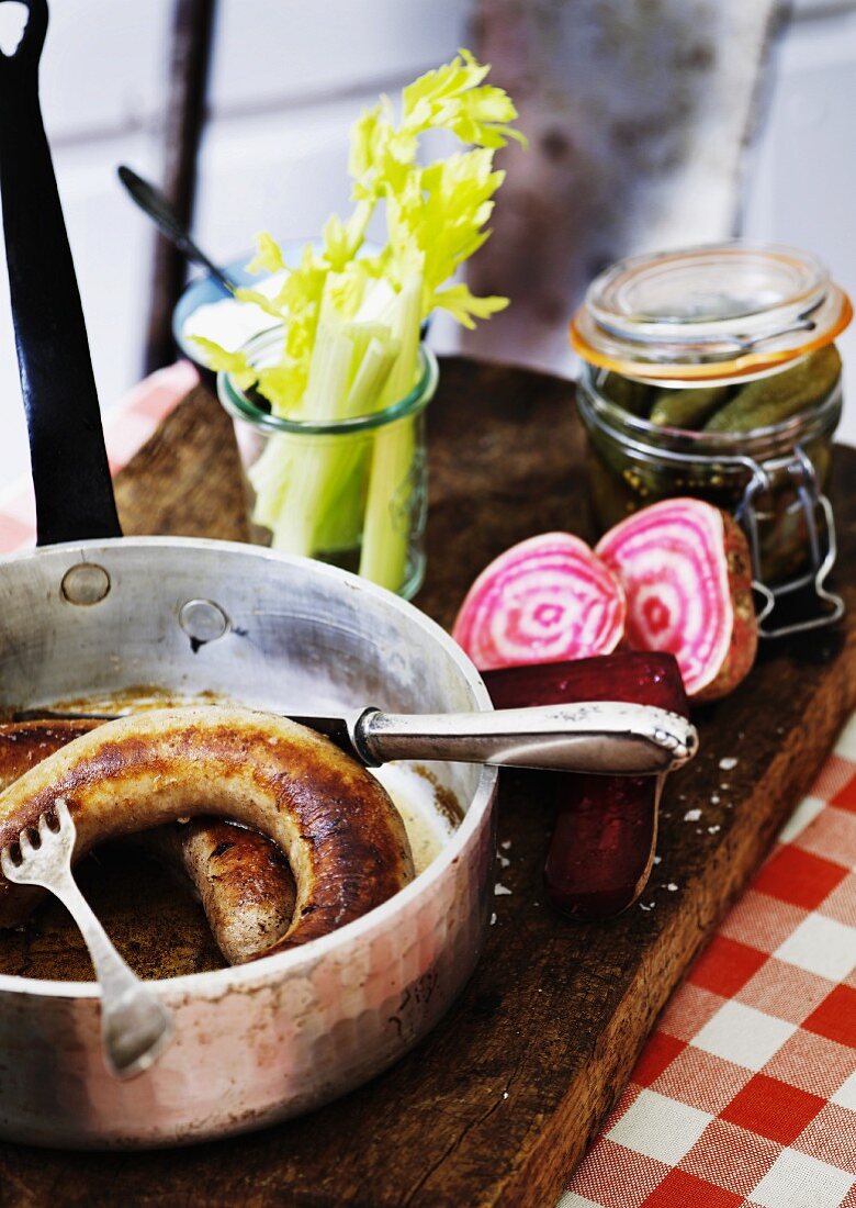 Bratwurst, Rote Bete, Gewürzgurken und Staudensellerie