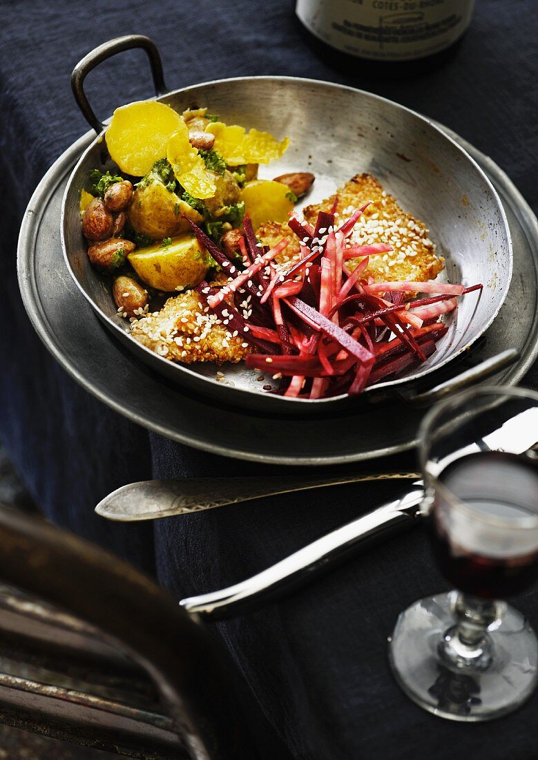 Schnitzel mit Roter Bete und Kartoffelsalat mit Petersilie und Mandeln