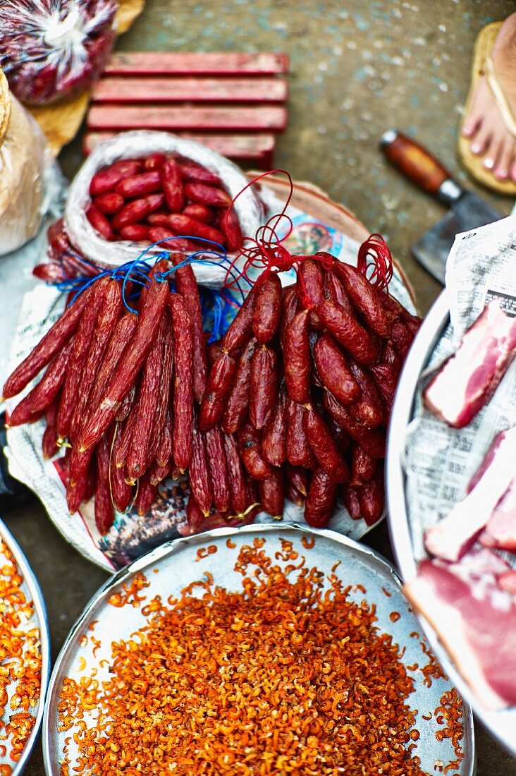 Würste und Speck auf einem Markt in Saigon (Vietnam)