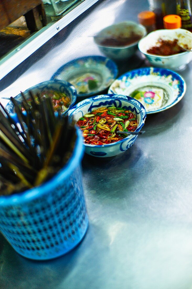 Street Food auf einem Markt in Saigon (Vietnam)