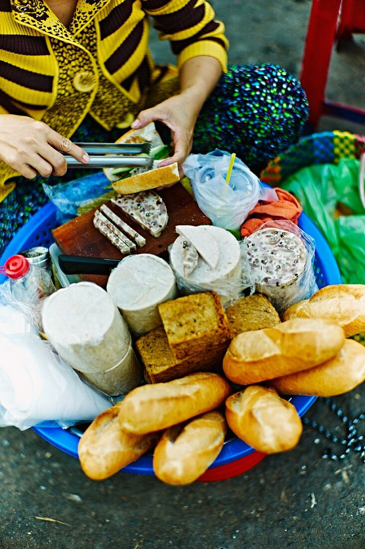 Käse und Brot für Sandwiches auf einem Markt in Saigon (Vietnam)