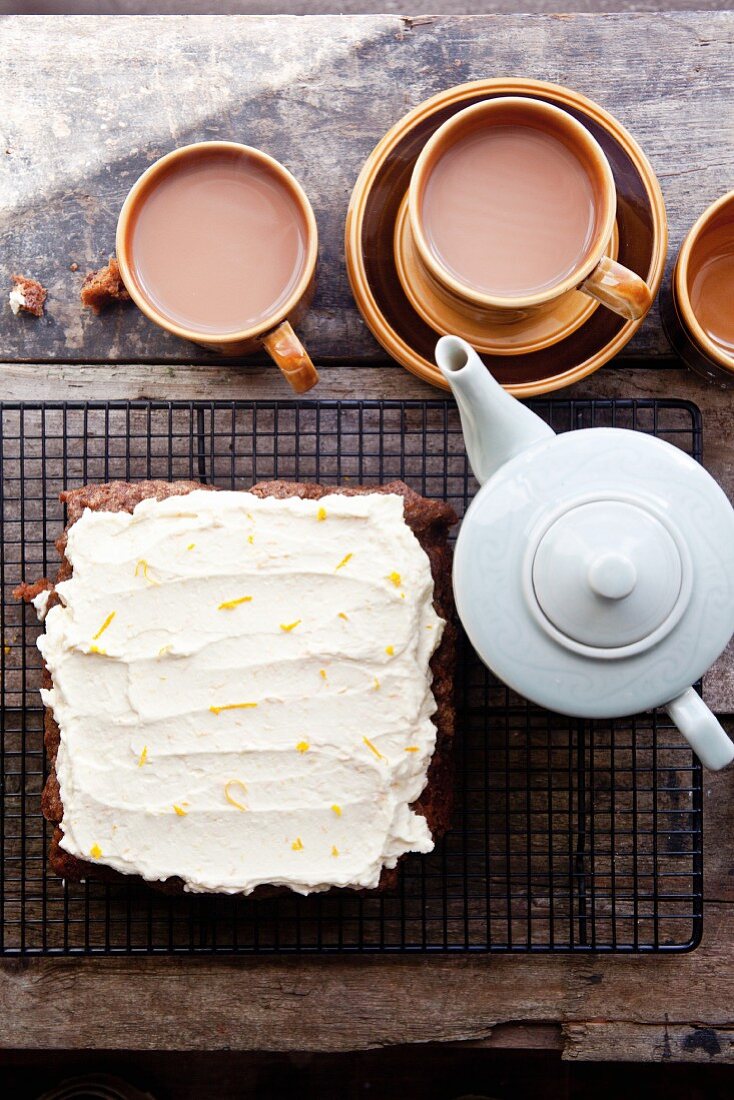 Karottenkuchen mit Orangen-Frischkäsecreme und Tee