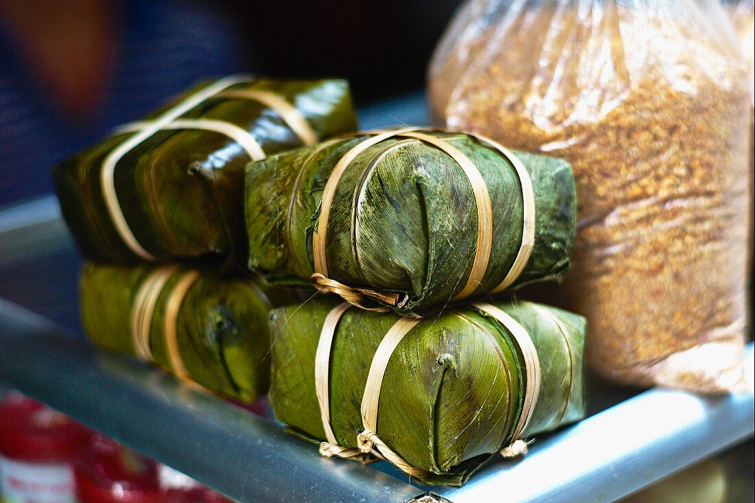 Päckchen aus Bananenblättern, mit Reis und Fleisch gefüllt, Vietnam