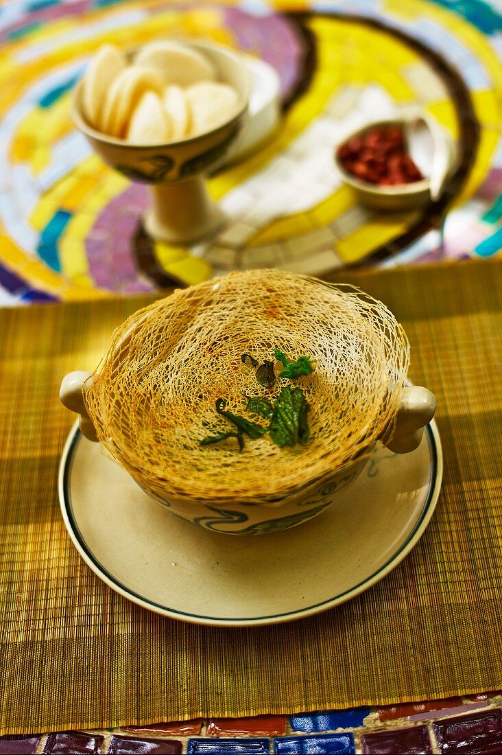 Vietnamesisches Spargelsüppchen mit Teigdeckel