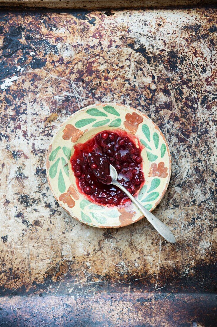 Rote Johannisbeermarmelade auf Teller mit Löffel