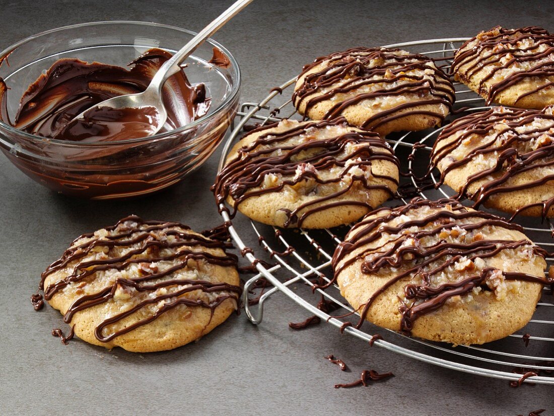Cookies mit Schokoladenglasurstreifen